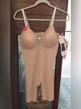 NWT Red Hot SPANX Neutral 5 Ways To Wear Strapless Cupped Shapewear Bodysuit 1X